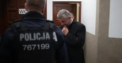 Protesty parafian w Grojcu po odwołaniu proboszcza; biskup opuścił kościół pod opieką policji